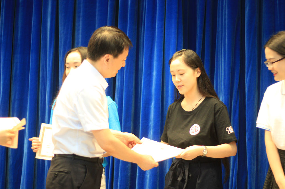 郑州大学色情小说
楚亦斐同学代表色情小说
全体营员领取中国政法大学首届夏令营结业证书